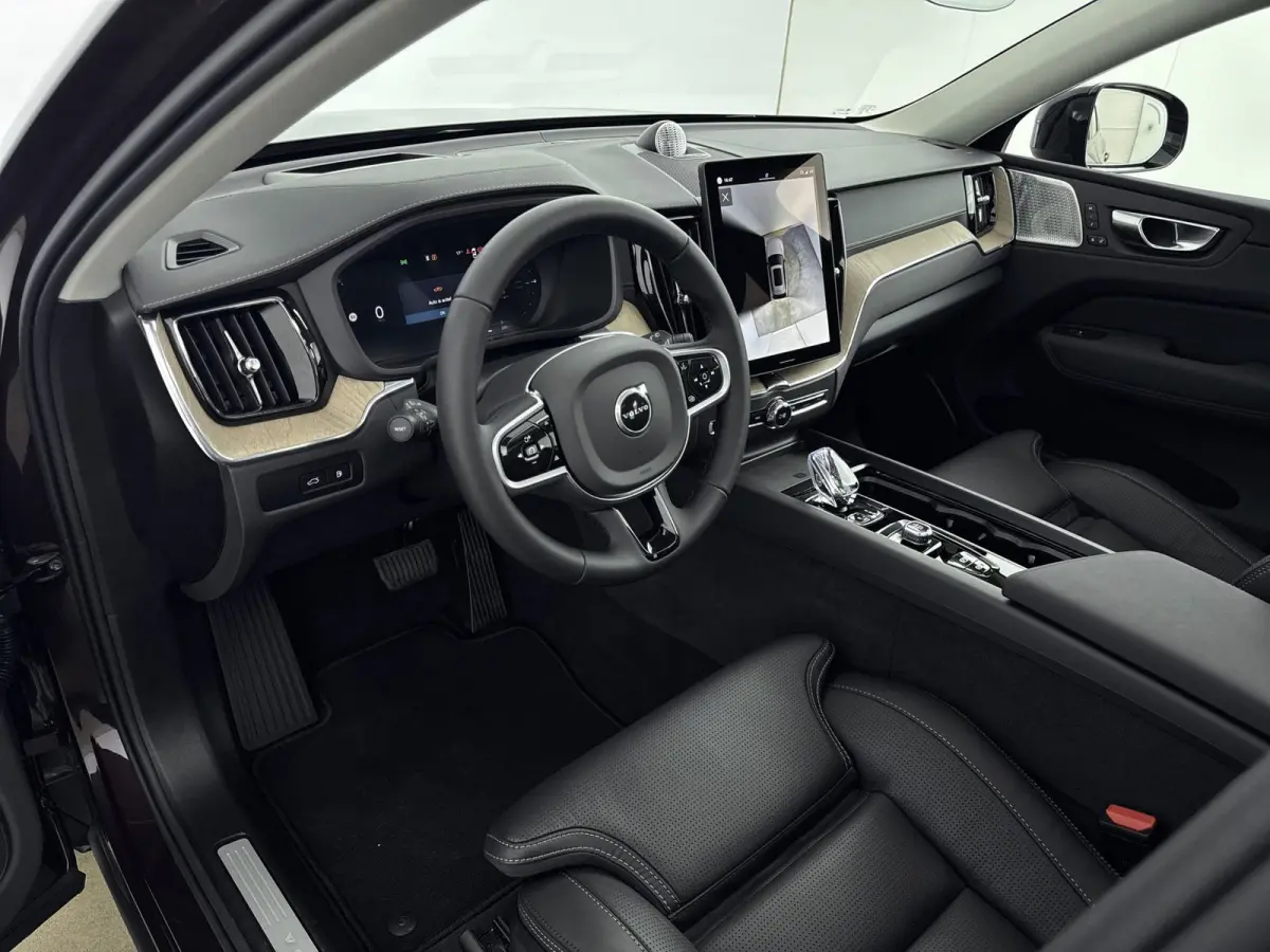 Facelift T8 Ultra Executive Edition Dark | Executive Pack | Bowers & Wilkins | Luchtvering | Nappa Leder + Stoel verwaring / Ventilatie / Massage | Gelamineerde zijruiten |