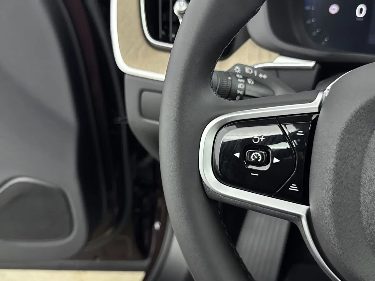 Facelift T8 Ultra Executive Edition Dark | Executive Pack | Bowers & Wilkins | Luchtvering | Nappa Leder + Stoel verwaring / Ventilatie / Massage | Gelamineerde zijruiten |