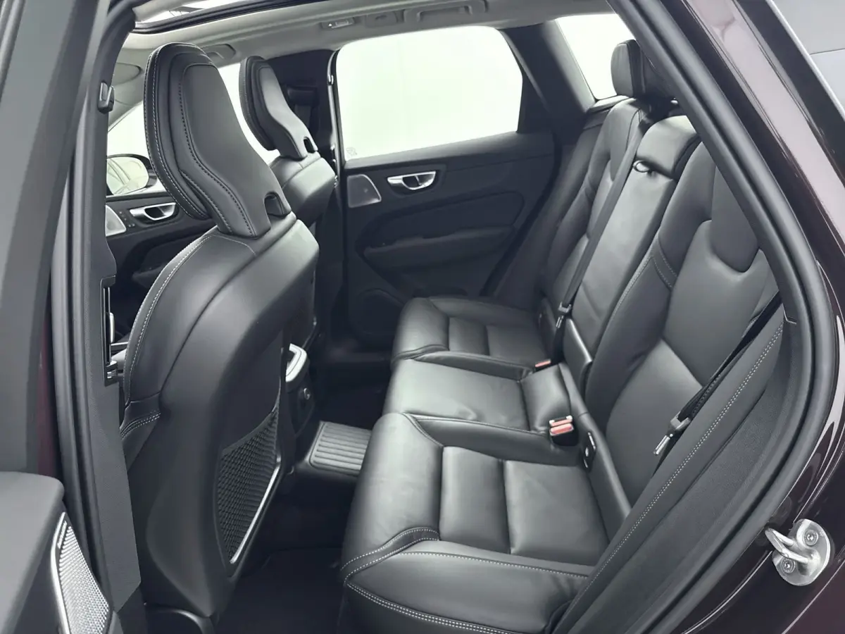 Facelift T8 Ultra Executive Edition Dark | Executive Pack | Bowers & Wilkins | Luchtvering | Nappa Leder + Stoel verwaring / Ventilatie / Massage | Gelamineerde zijruiten |