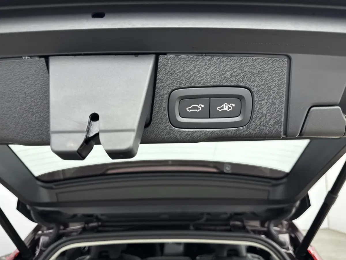 Facelift T8 Ultra Executive Edition Dark | Executive Pack | Bowers & Wilkins | Luchtvering | Nappa Leder + Stoel verwaring / Ventilatie / Massage | Gelamineerde zijruiten |