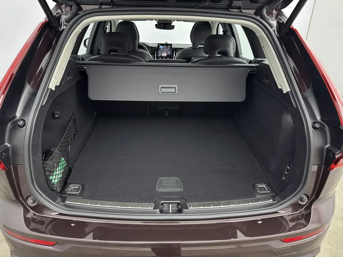 Facelift T8 Ultra Executive Edition Dark | Executive Pack | Bowers & Wilkins | Luchtvering | Nappa Leder + Stoel verwaring / Ventilatie / Massage | Gelamineerde zijruiten |