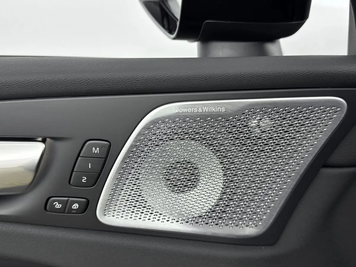 Facelift T8 Ultra Executive Edition Dark | Executive Pack | Bowers & Wilkins | Luchtvering | Nappa Leder + Stoel verwaring / Ventilatie / Massage | Gelamineerde zijruiten |