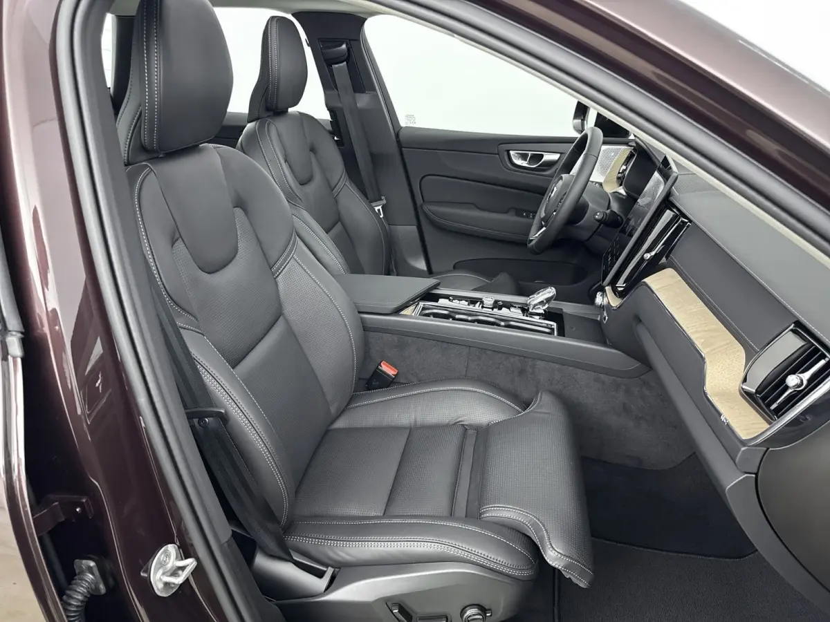 Facelift T8 Ultra Executive Edition Dark | Executive Pack | Bowers & Wilkins | Luchtvering | Nappa Leder + Stoel verwaring / Ventilatie / Massage | Gelamineerde zijruiten |