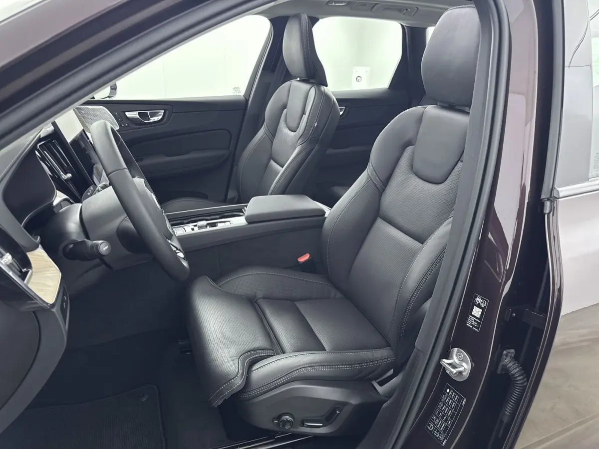 Facelift T8 Ultra Executive Edition Dark | Executive Pack | Bowers & Wilkins | Luchtvering | Nappa Leder + Stoel verwaring / Ventilatie / Massage | Gelamineerde zijruiten |