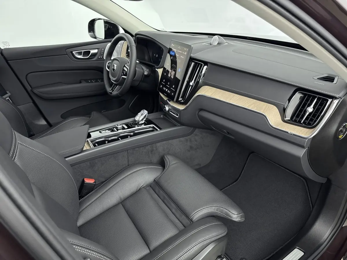 Facelift T8 Ultra Executive Edition Dark | Executive Pack | Bowers & Wilkins | Luchtvering | Nappa Leder + Stoel verwaring / Ventilatie / Massage | Gelamineerde zijruiten |