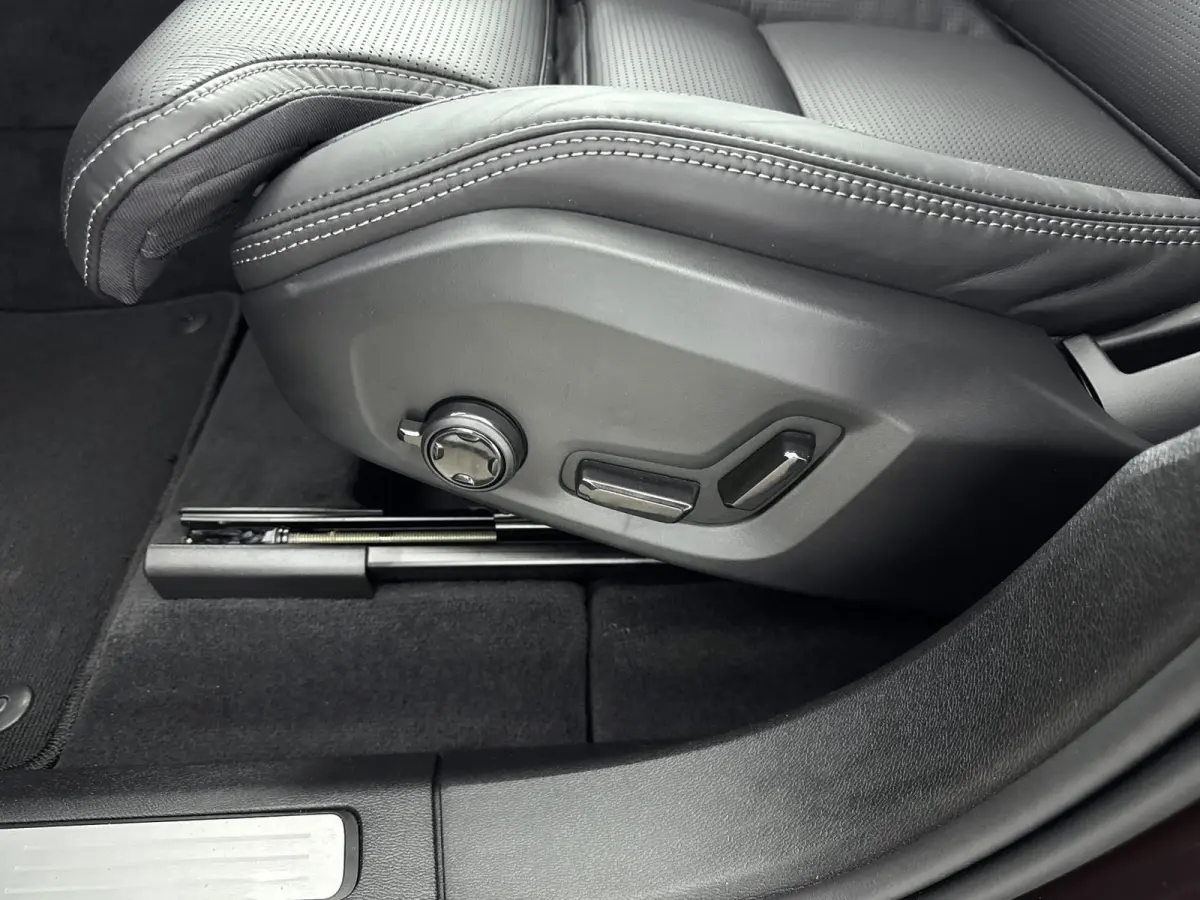 Facelift T8 Ultra Executive Edition Dark | Executive Pack | Bowers & Wilkins | Luchtvering | Nappa Leder + Stoel verwaring / Ventilatie / Massage | Gelamineerde zijruiten |