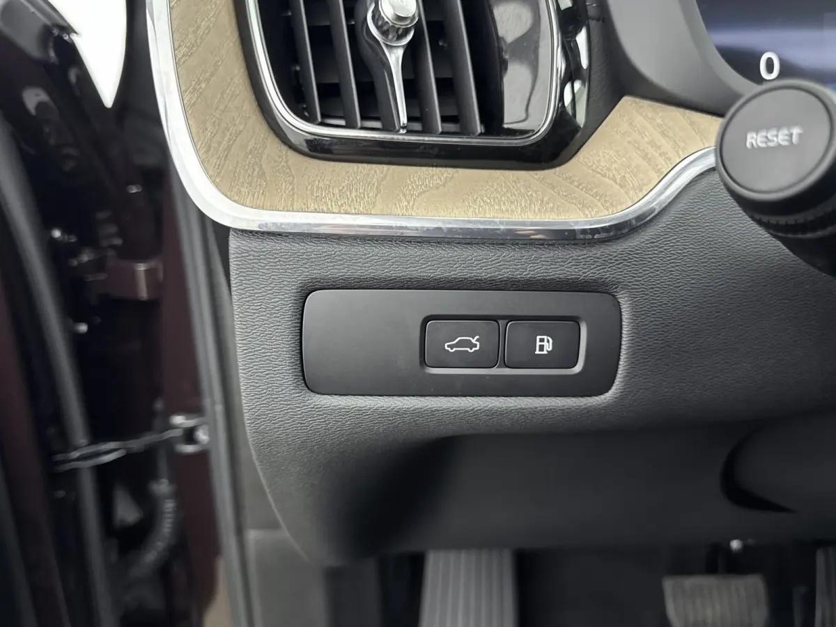 Facelift T8 Ultra Executive Edition Dark | Executive Pack | Bowers & Wilkins | Luchtvering | Nappa Leder + Stoel verwaring / Ventilatie / Massage | Gelamineerde zijruiten |