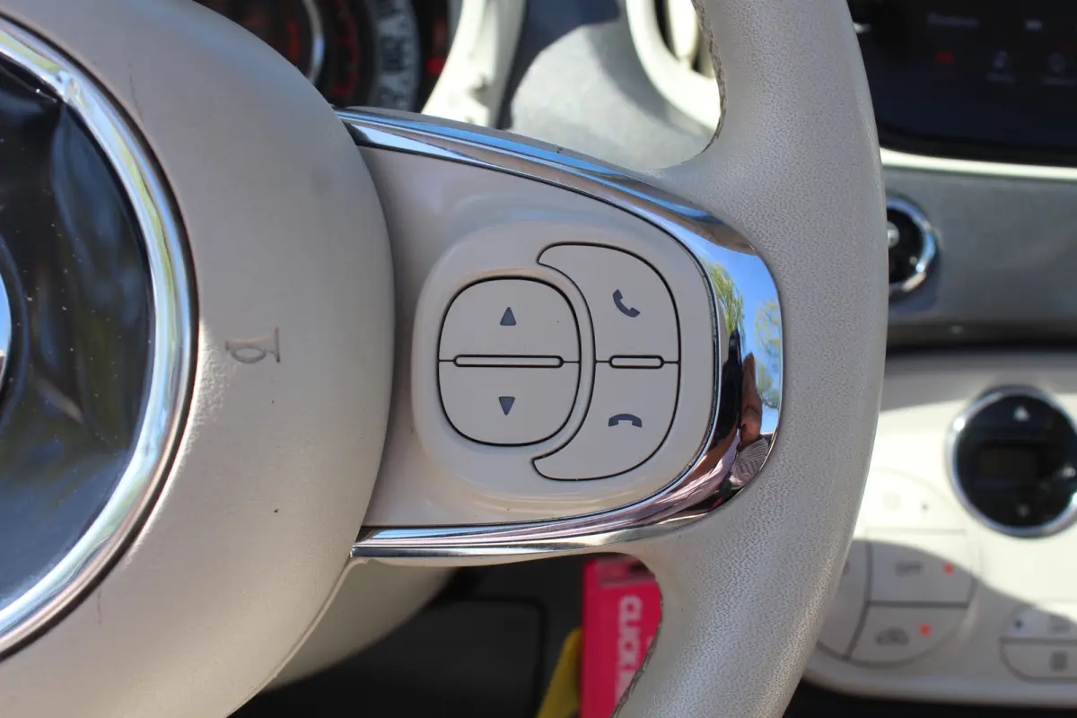 1.0 Dolcevita CABRIO l Lederen Bekleding l Cruise Control l Airco l Apple Carplay/ Android Auto l 15 Inch