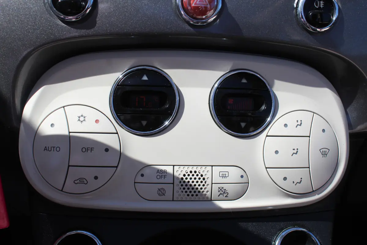 1.0 Dolcevita CABRIO l Lederen Bekleding l Cruise Control l Airco l Apple Carplay/ Android Auto l 15 Inch