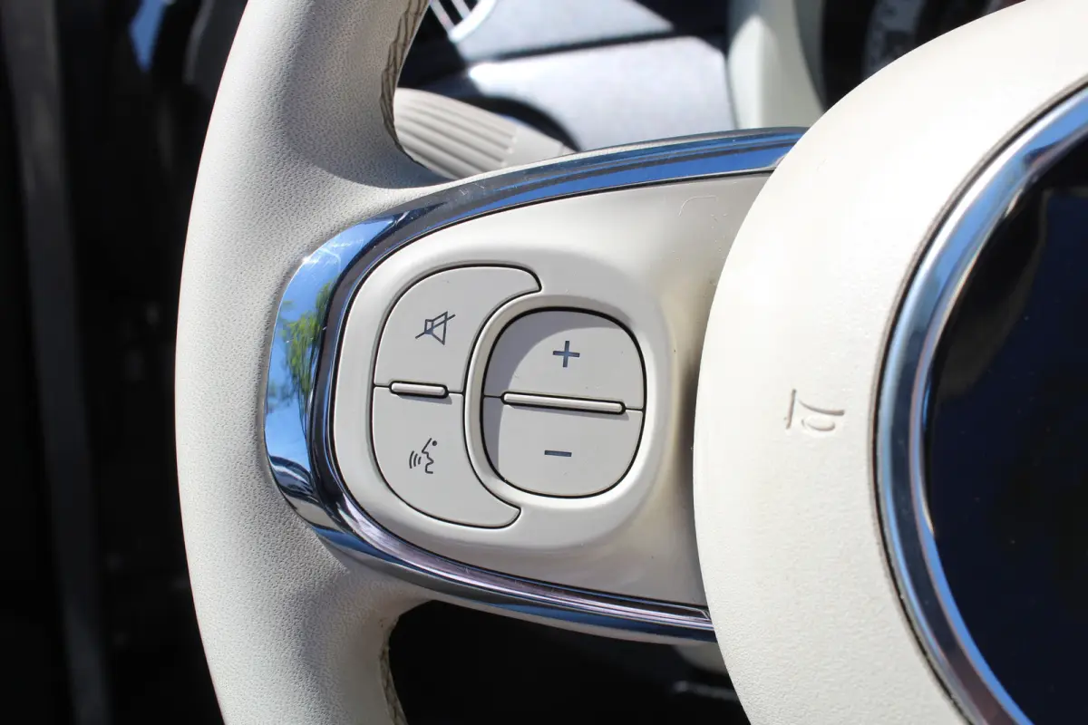 1.0 Dolcevita CABRIO l Lederen Bekleding l Cruise Control l Airco l Apple Carplay/ Android Auto l 15 Inch