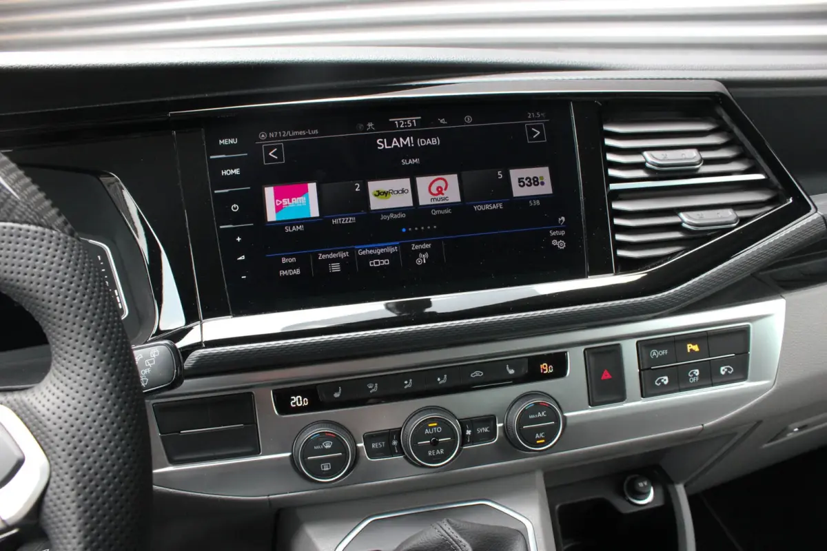 2.0 TDI L2H1 CARAVELLE 204PK DC DUBBEL CABINE / ELEK.SCHUIF / FULL OPTIONS / LEDER / FULL BLACK / APPLE CAR