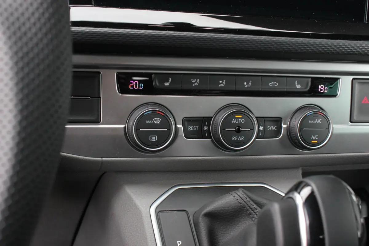 2.0 TDI L2H1 CARAVELLE 204PK DC DUBBEL CABINE / ELEK.SCHUIF / FULL OPTIONS / LEDER / FULL BLACK / APPLE CAR