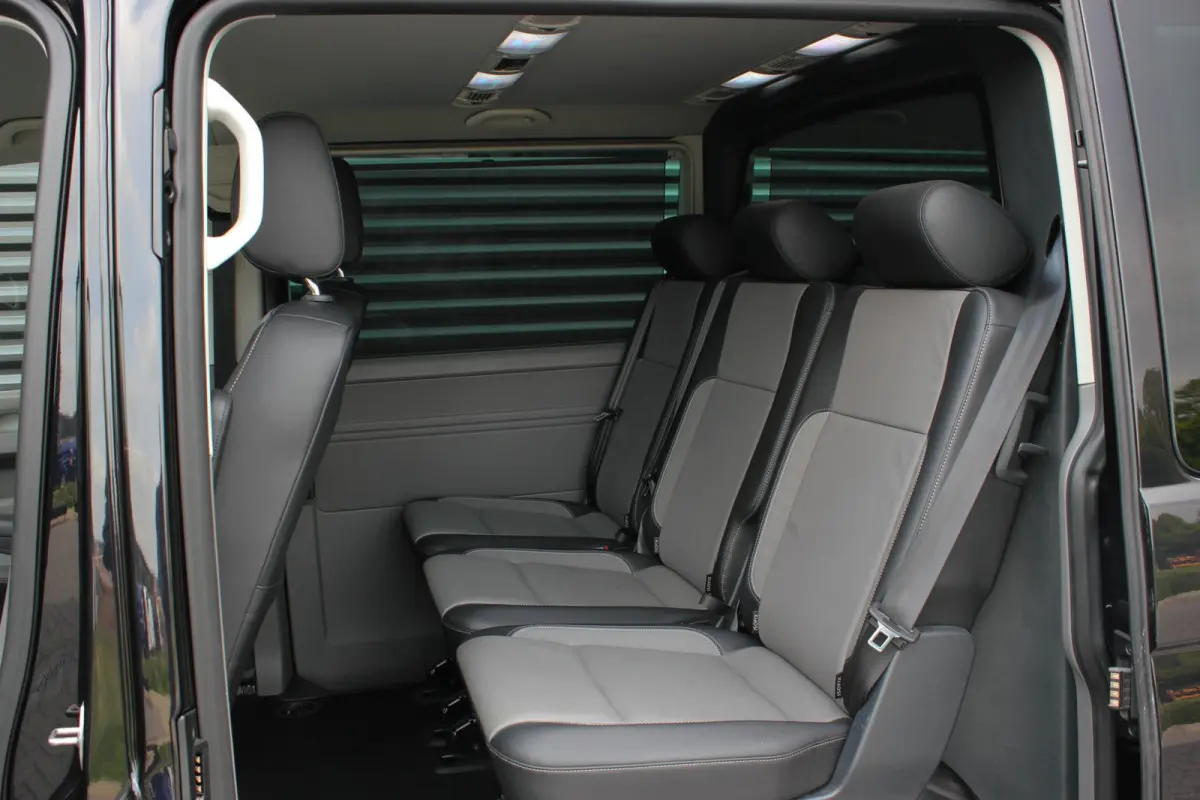 2.0 TDI L2H1 CARAVELLE 204PK DC DUBBEL CABINE / ELEK.SCHUIF / FULL OPTIONS / LEDER / FULL BLACK / APPLE CAR
