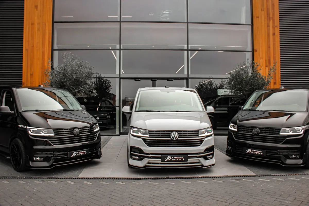 2.0 TDI L2H1 CARAVELLE 204PK DC DUBBEL CABINE / ELEK.SCHUIF / FULL OPTIONS / LEDER / FULL BLACK / APPLE CAR