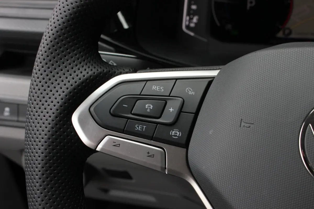 2.0 TDI L2H1 CARAVELLE 204PK DC DUBBEL CABINE / ELEK.SCHUIF / FULL OPTIONS / LEDER / FULL BLACK / APPLE CAR