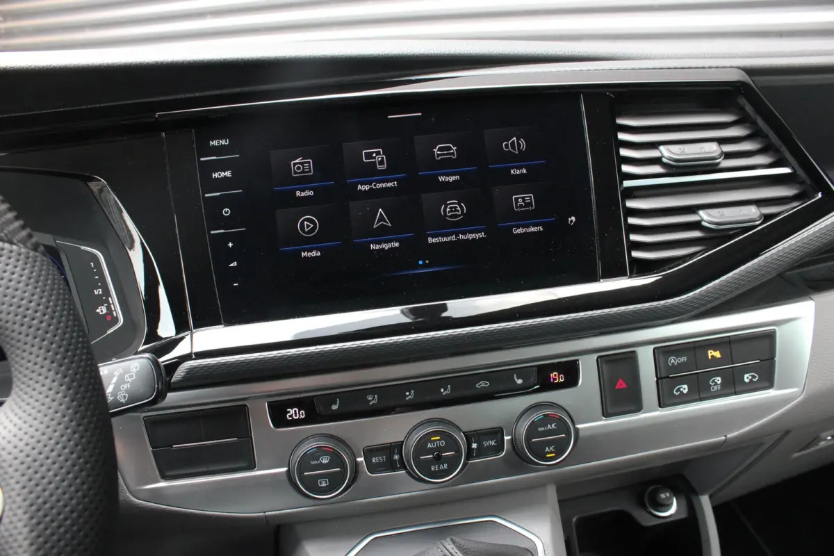 2.0 TDI L2H1 CARAVELLE 204PK DC DUBBEL CABINE / ELEK.SCHUIF / FULL OPTIONS / LEDER / FULL BLACK / APPLE CAR