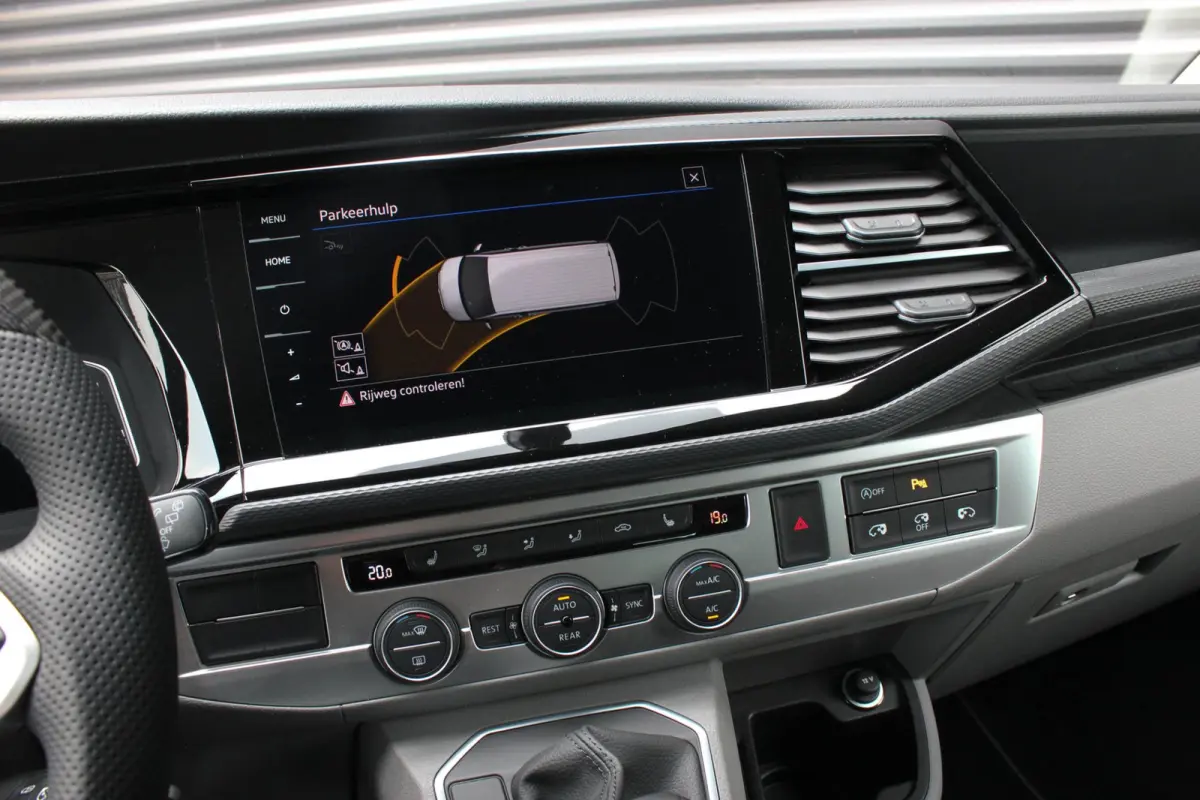 2.0 TDI L2H1 CARAVELLE 204PK DC DUBBEL CABINE / ELEK.SCHUIF / FULL OPTIONS / LEDER / FULL BLACK / APPLE CAR