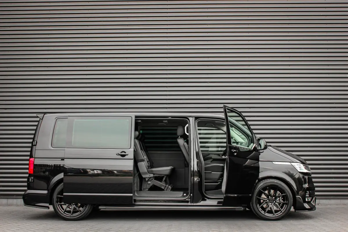 2.0 TDI L2H1 CARAVELLE 204PK DC DUBBEL CABINE / ELEK.SCHUIF / FULL OPTIONS / LEDER / FULL BLACK / APPLE CAR