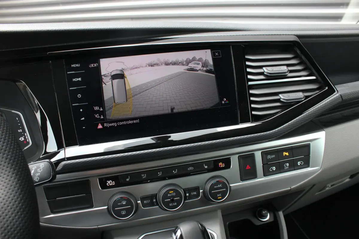2.0 TDI L2H1 CARAVELLE 204PK DC DUBBEL CABINE / ELEK.SCHUIF / FULL OPTIONS / LEDER / FULL BLACK / APPLE CAR