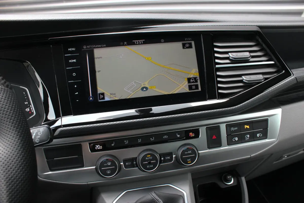 2.0 TDI L2H1 CARAVELLE 204PK DC DUBBEL CABINE / ELEK.SCHUIF / FULL OPTIONS / LEDER / FULL BLACK / APPLE CAR