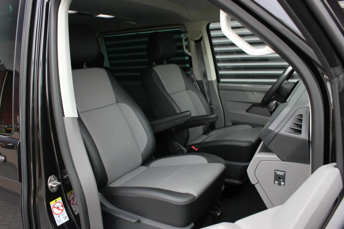 2.0 TDI L2H1 CARAVELLE 204PK DC DUBBEL CABINE / ELEK.SCHUIF / FULL OPTIONS / LEDER / FULL BLACK / APPLE CAR