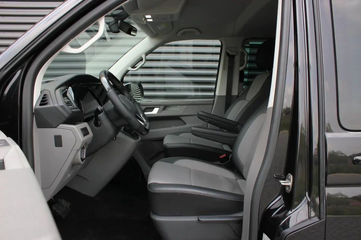 2.0 TDI L2H1 CARAVELLE 204PK DC DUBBEL CABINE / ELEK.SCHUIF / FULL OPTIONS / LEDER / FULL BLACK / APPLE CAR
