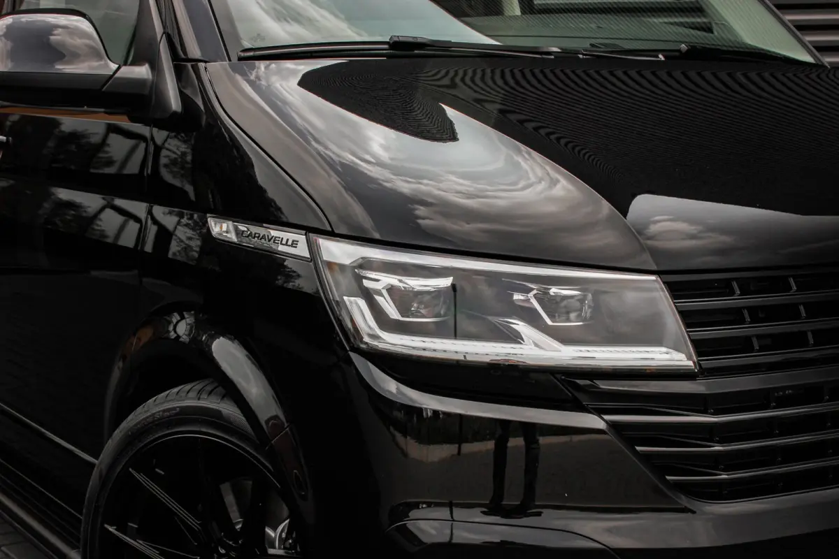 2.0 TDI L2H1 CARAVELLE 204PK DC DUBBEL CABINE / ELEK.SCHUIF / FULL OPTIONS / LEDER / FULL BLACK / APPLE CAR