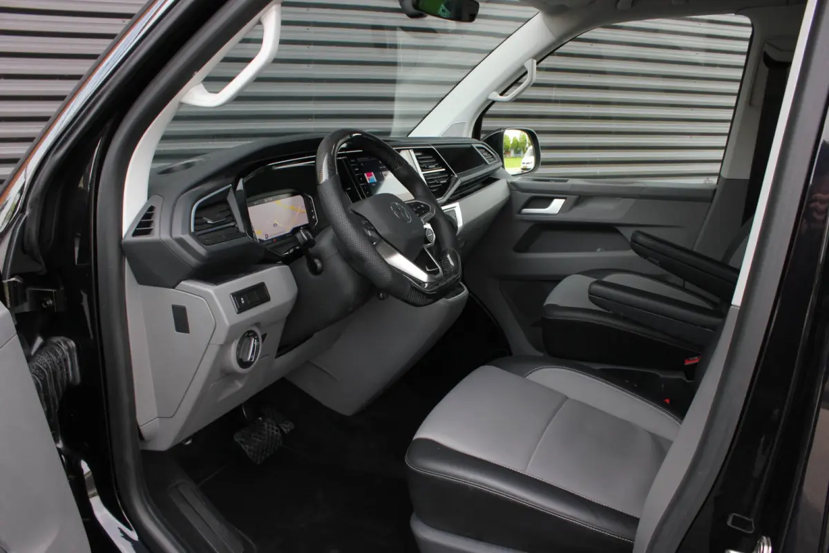2.0 TDI L2H1 CARAVELLE 204PK DC DUBBEL CABINE / ELEK.SCHUIF / FULL OPTIONS / LEDER / FULL BLACK / APPLE CAR