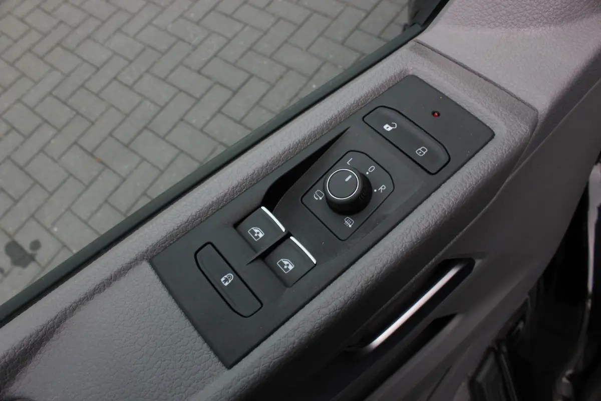 2.0 TDI L2H1 CARAVELLE 204PK DC DUBBEL CABINE / ELEK.SCHUIF / FULL OPTIONS / LEDER / FULL BLACK / APPLE CAR