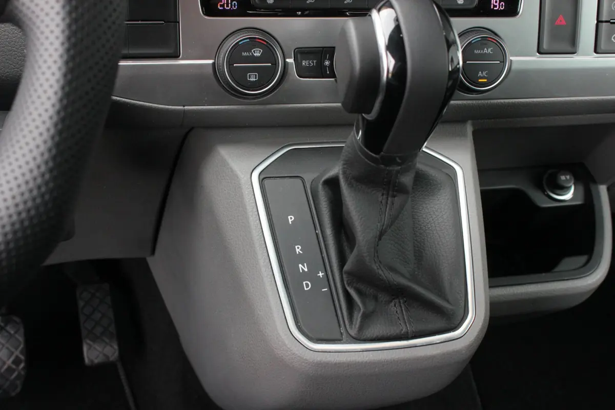 2.0 TDI L2H1 CARAVELLE 204PK DC DUBBEL CABINE / ELEK.SCHUIF / FULL OPTIONS / LEDER / FULL BLACK / APPLE CAR