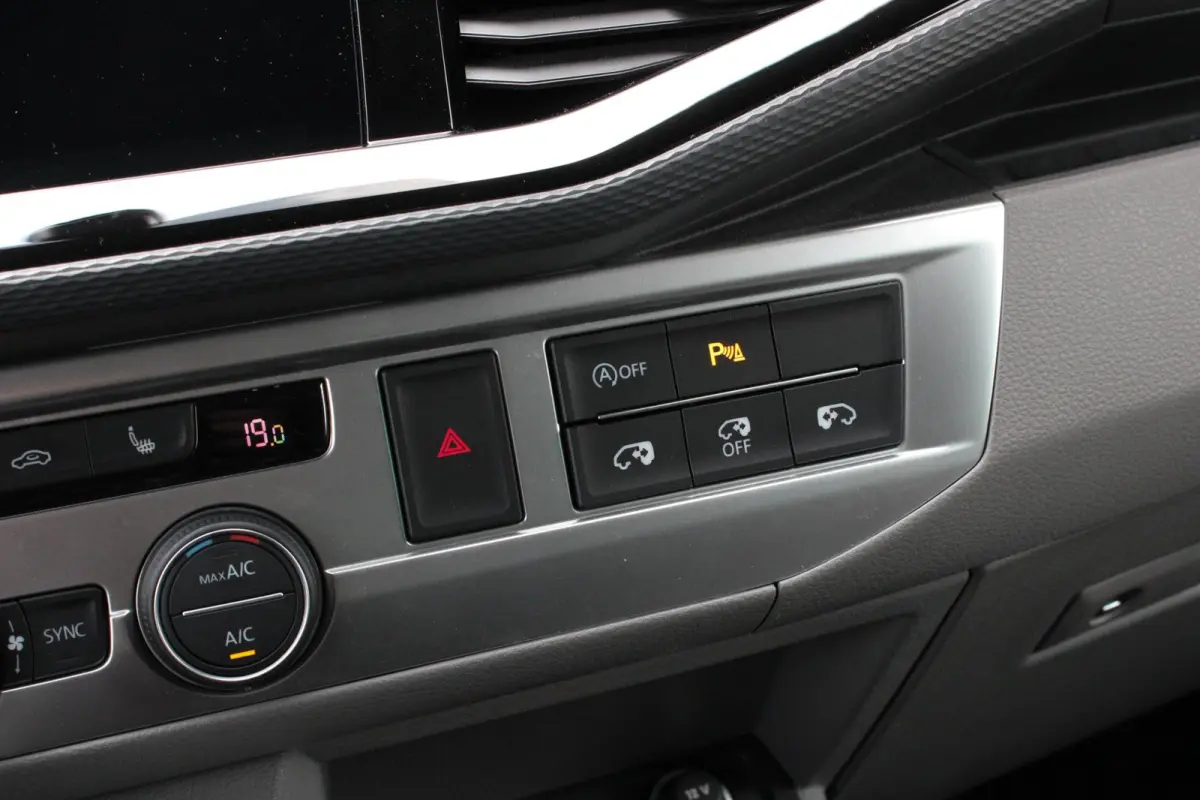 2.0 TDI L2H1 CARAVELLE 204PK DC DUBBEL CABINE / ELEK.SCHUIF / FULL OPTIONS / LEDER / FULL BLACK / APPLE CAR