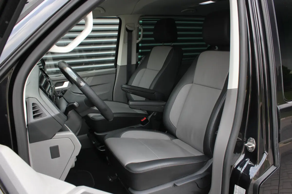 2.0 TDI L2H1 CARAVELLE 204PK DC DUBBEL CABINE / ELEK.SCHUIF / FULL OPTIONS / LEDER / FULL BLACK / APPLE CAR