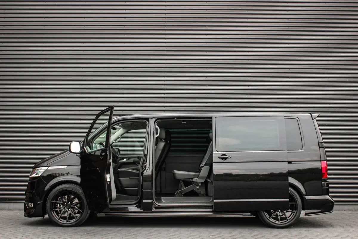 2.0 TDI L2H1 CARAVELLE 204PK DC DUBBEL CABINE / ELEK.SCHUIF / FULL OPTIONS / LEDER / FULL BLACK / APPLE CAR