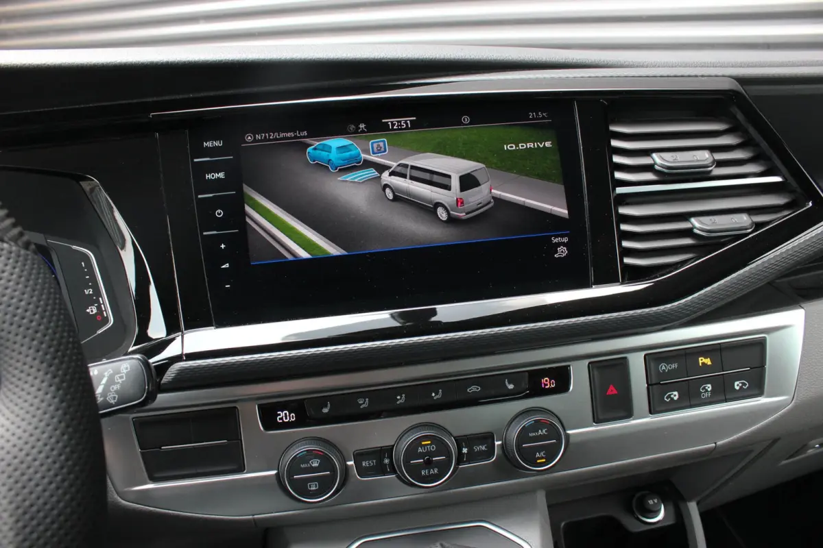 2.0 TDI L2H1 CARAVELLE 204PK DC DUBBEL CABINE / ELEK.SCHUIF / FULL OPTIONS / LEDER / FULL BLACK / APPLE CAR