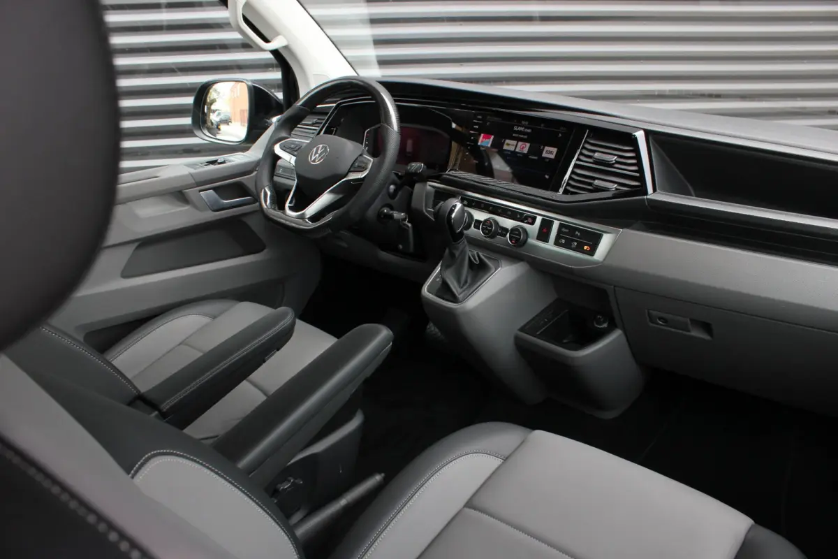 2.0 TDI L2H1 CARAVELLE 204PK DC DUBBEL CABINE / ELEK.SCHUIF / FULL OPTIONS / LEDER / FULL BLACK / APPLE CAR