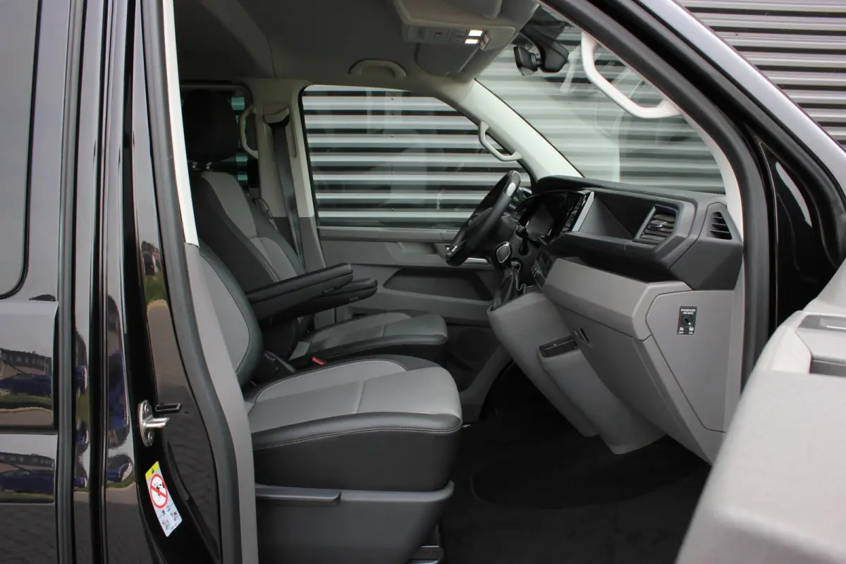 2.0 TDI L2H1 CARAVELLE 204PK DC DUBBEL CABINE / ELEK.SCHUIF / FULL OPTIONS / LEDER / FULL BLACK / APPLE CAR