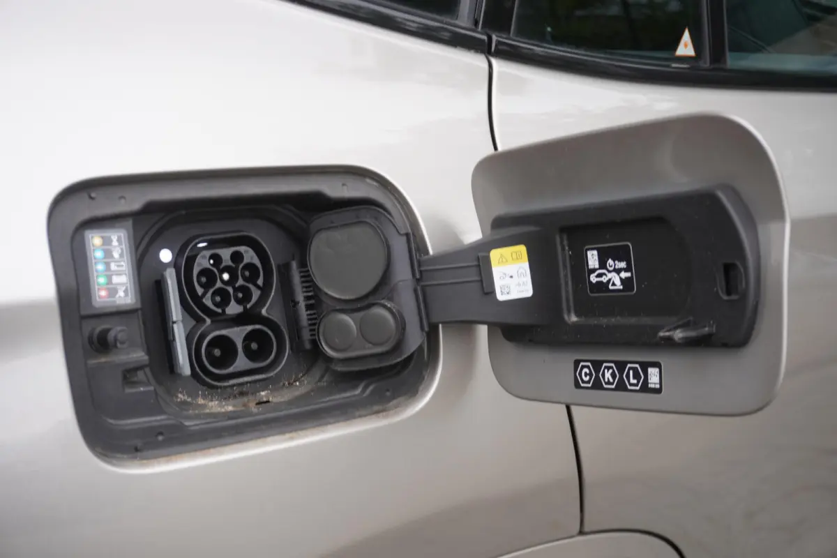 Driving Assistant Professional | Achteruitrijcamera | panoramadak | Alarmsysteem klasse 3 | Parking Pack