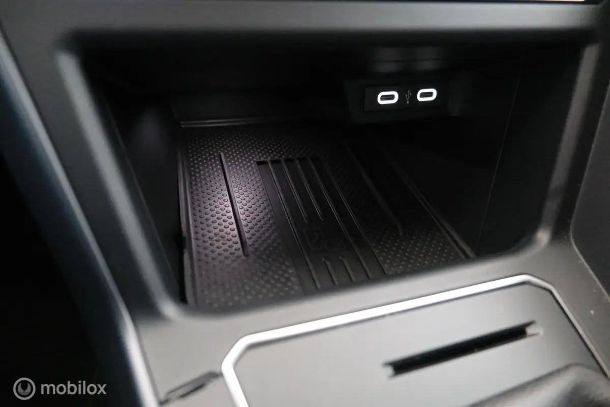 1.0 TSI Automaat R-Line pano|led|dab|pdc|lmv17
