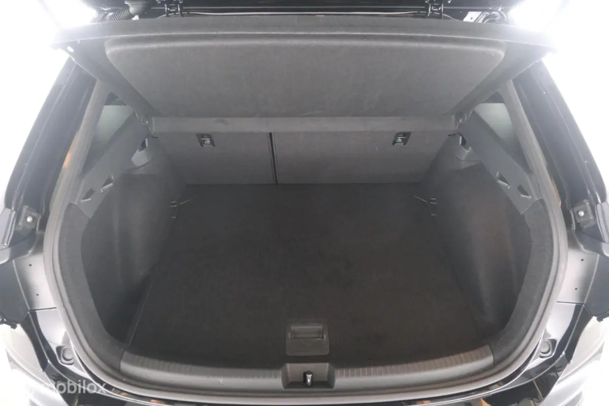 1.0 TSI Automaat R-Line pano|led|dab|pdc|lmv17