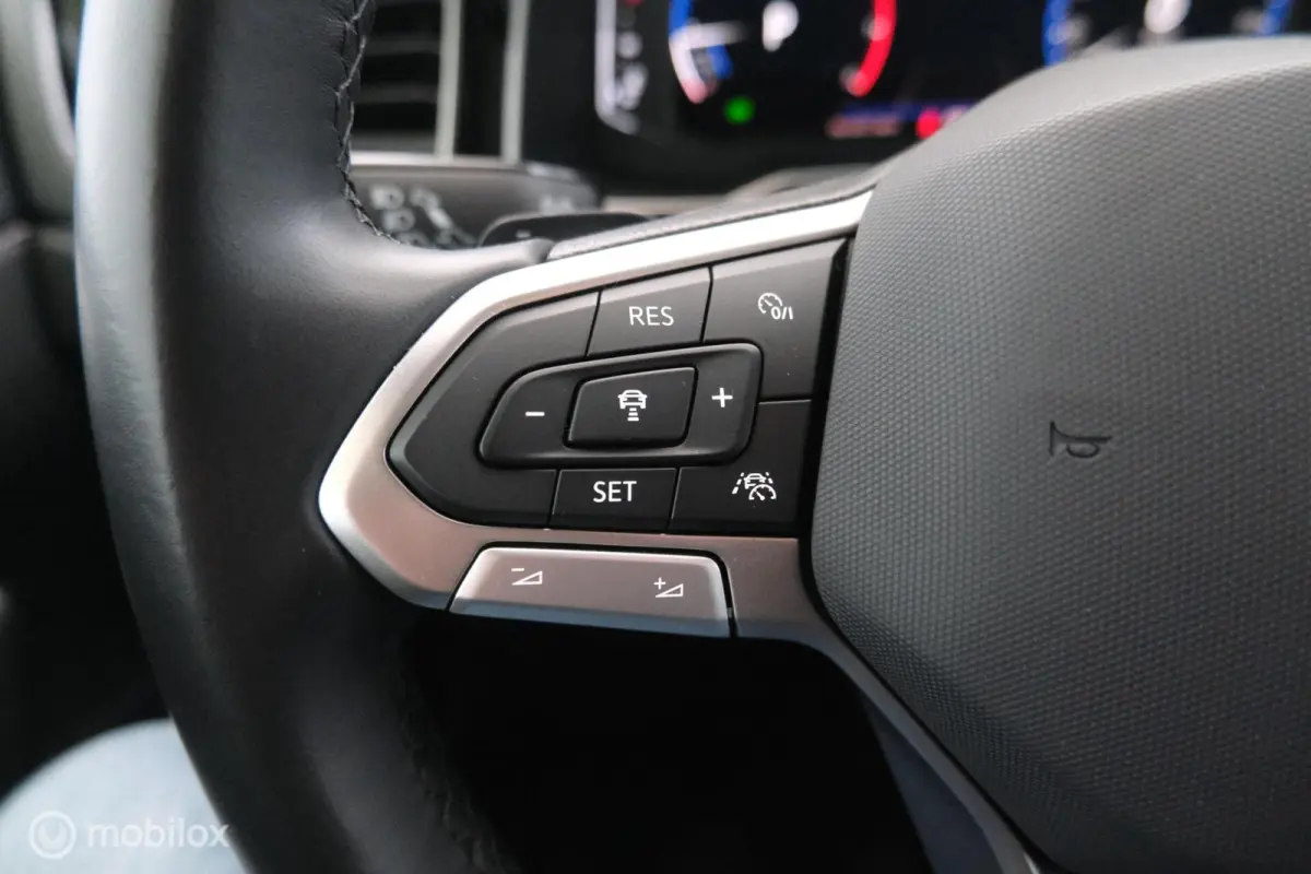 1.0 TSI Automaat R-Line pano|led|dab|pdc|lmv17