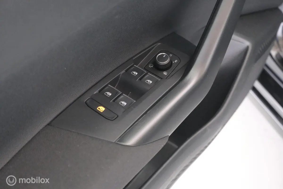 1.0 TSI Automaat R-Line pano|led|dab|pdc|lmv17