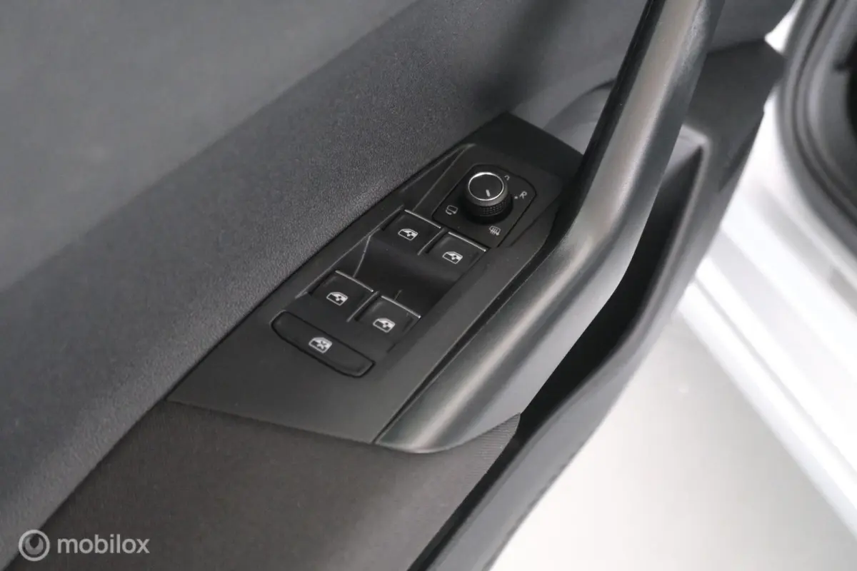 1.0 TSI Automaat R-Line pano|led|dab|pdc|lmv17