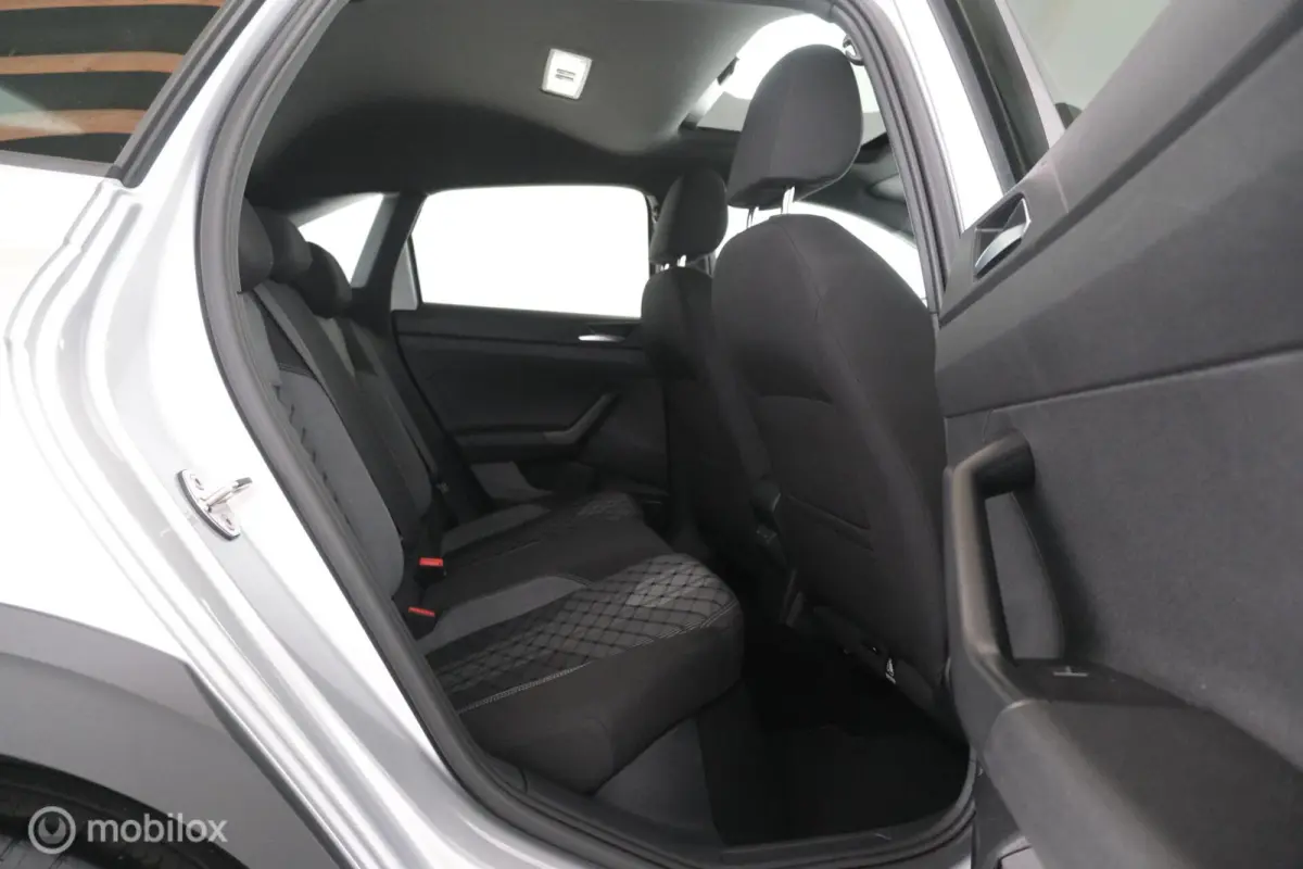 1.0 TSI Automaat R-Line pano|led|dab|pdc|lmv17