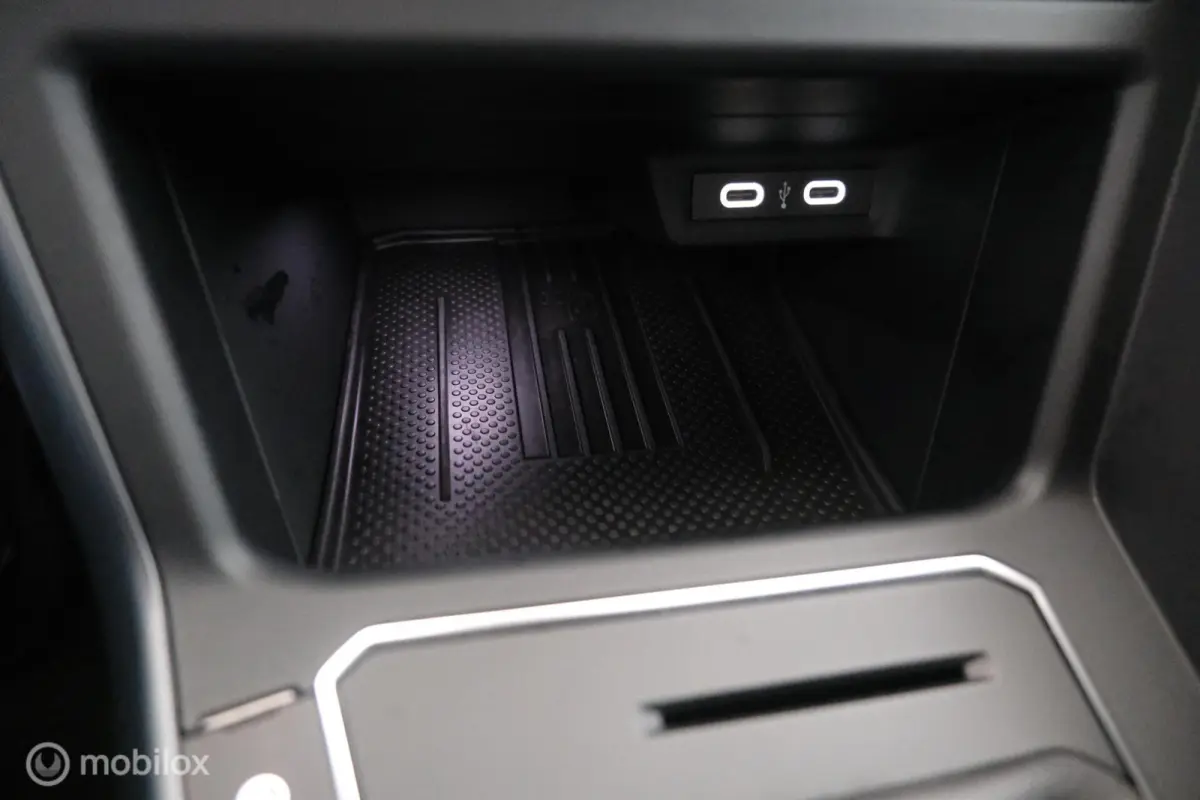 1.0 TSI Automaat R-Line pano|led|dab|pdc|lmv17