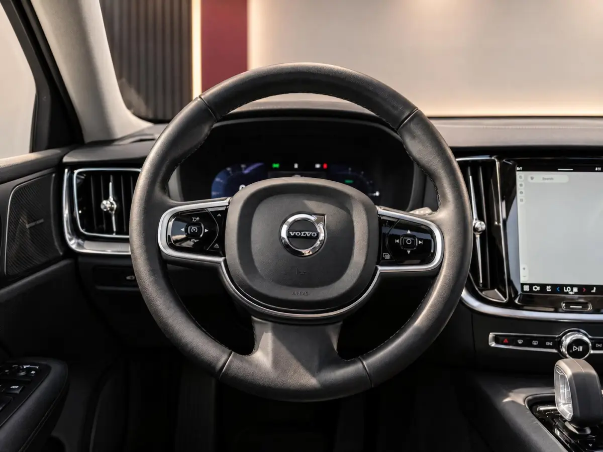 2.0 T6 PHEV 350PK AWD Plus Dark |100% | Pano | Surround View | H/K Sound