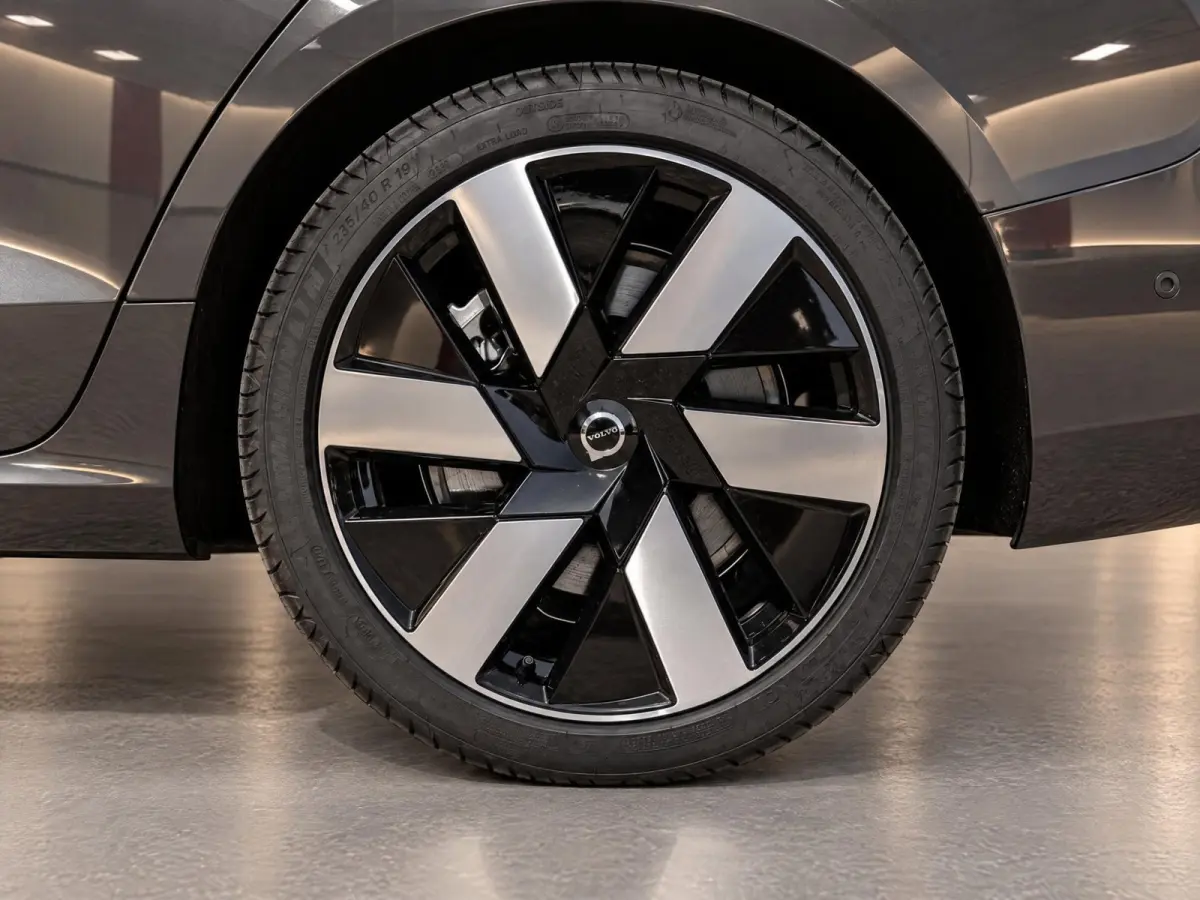 2.0 T6 PHEV 350PK AWD Plus Dark |100% | Pano | Surround View | H/K Sound