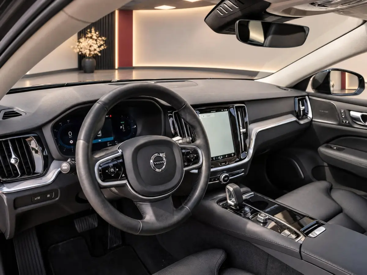 2.0 T6 PHEV 350PK AWD Plus Dark |100% | Pano | Surround View | H/K Sound