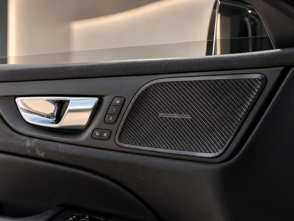 2.0 T6 PHEV 350PK AWD Plus Dark |100% | Pano | Surround View | H/K Sound
