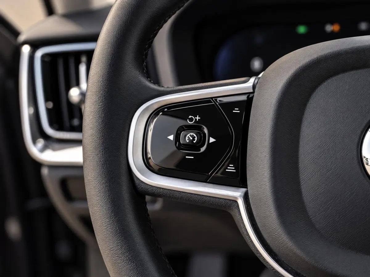 2.0 T6 PHEV 350PK AWD Plus Dark |100% | Pano | Surround View | H/K Sound