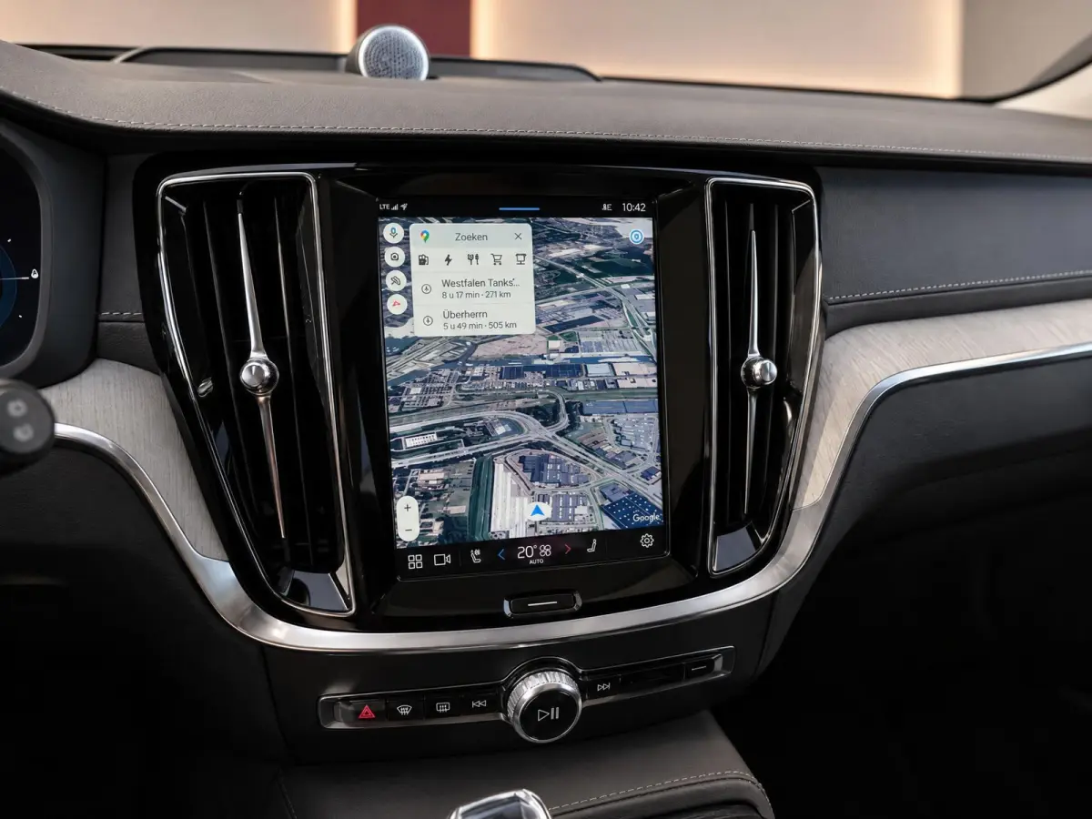 2.0 T6 PHEV 350PK AWD Plus Dark |100% | Pano | Surround View | H/K Sound